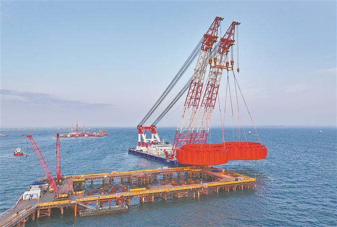 廈門(mén)日報：海上“金鐘罩” 就位——廈金大橋（廈門(mén)段）劉五店航道橋西主塔完成鋼套箱吊裝
